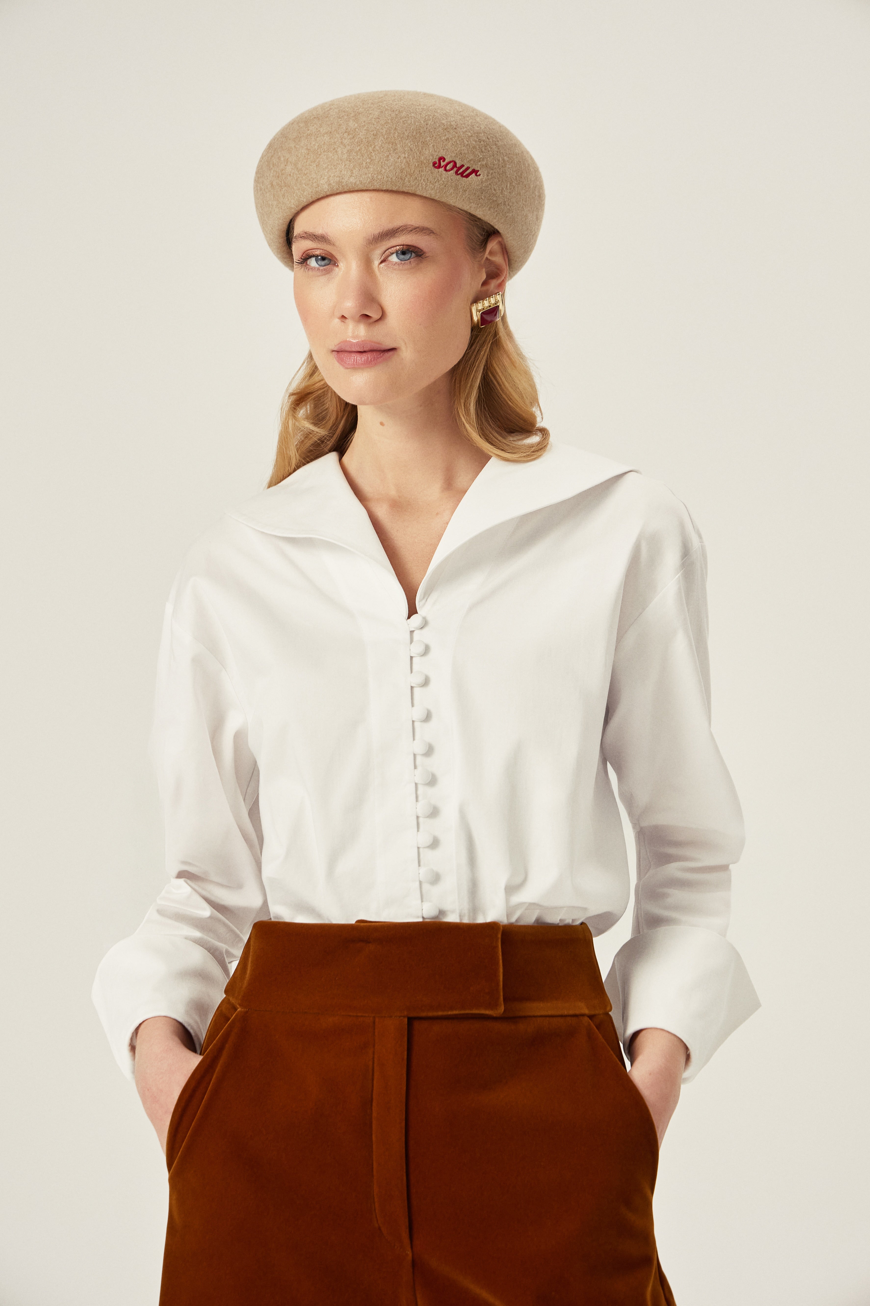 DENIZCI %100 Pamuk Gömlek - Beyaz | Yaz 2025 için bu beyaz gömlek, denizci yaka ve %100 pamuk ile ferah bir his sunar. Tok dokusu ve geniş kesimiyle iç göstermez.