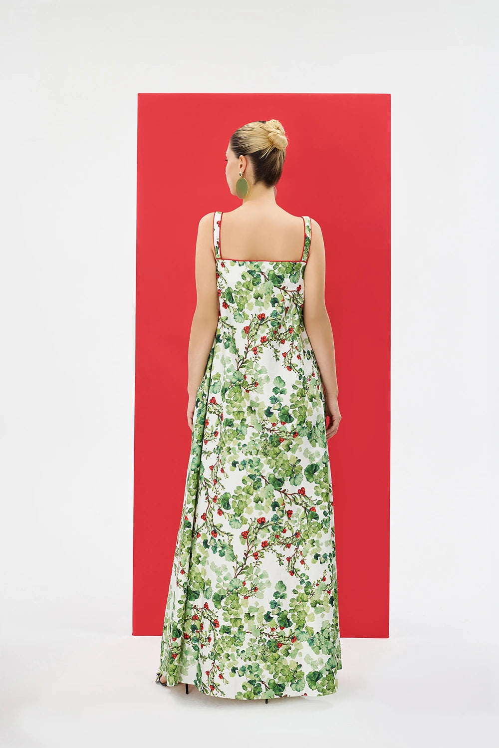 ARLENA %100 Pamuk Elbise - Yeşil | ARLENA elbise, yeşil desen ve kırmızı biye ile net bir duruş sergiler. Kare yaka ve pelerin detayları %100 pamuk yapısıyla ferah his sunar.