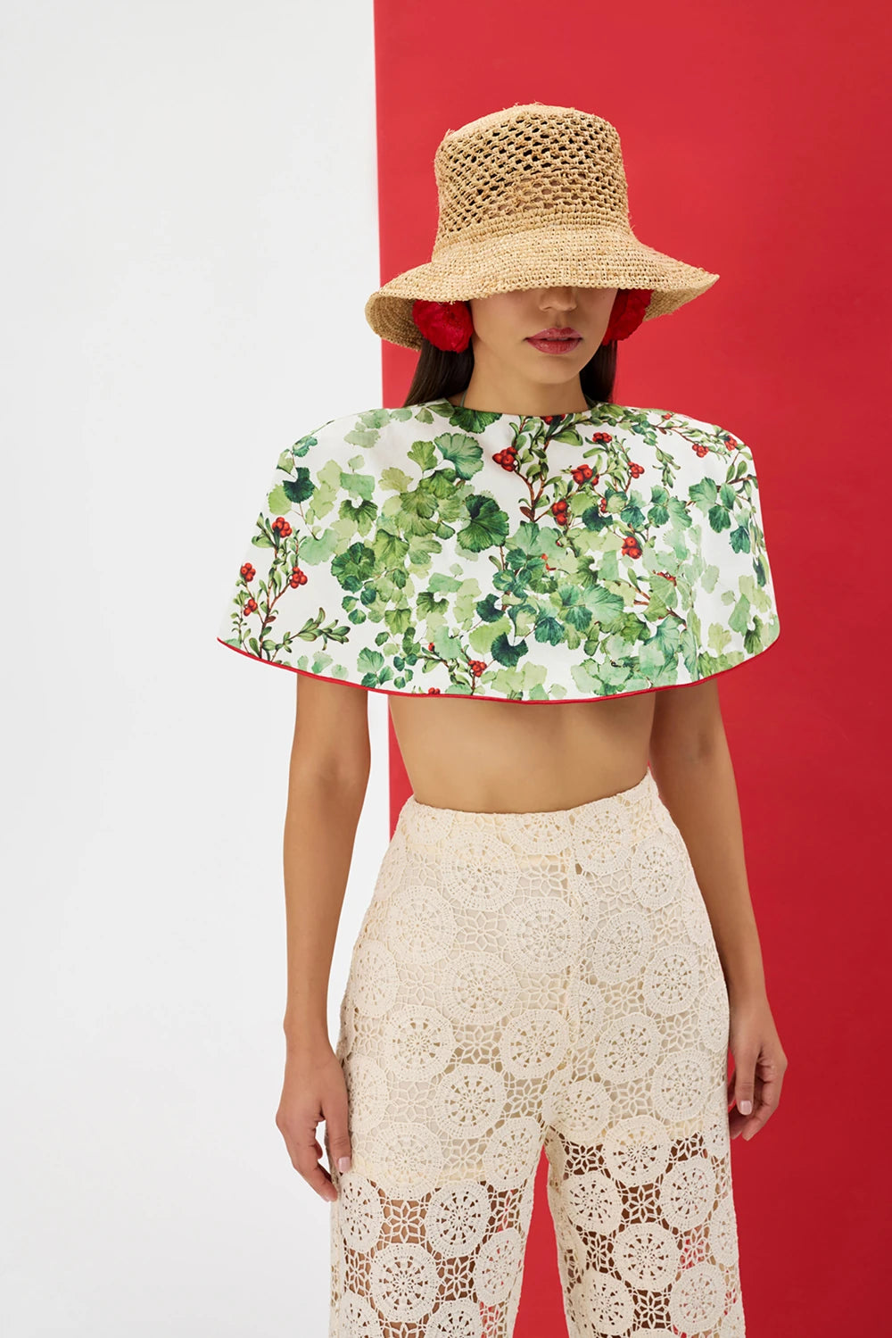 ARLENA %100 Pamuk Pelerin - Yeşil Desen | %100 pamuk ARLENA pelerin, yeşil desenleri ve kırmızı biye detaylarıyla yaz 2025 için tasarlandı. Gün boyu ferah his, pratik ve özenli bir seçenek.