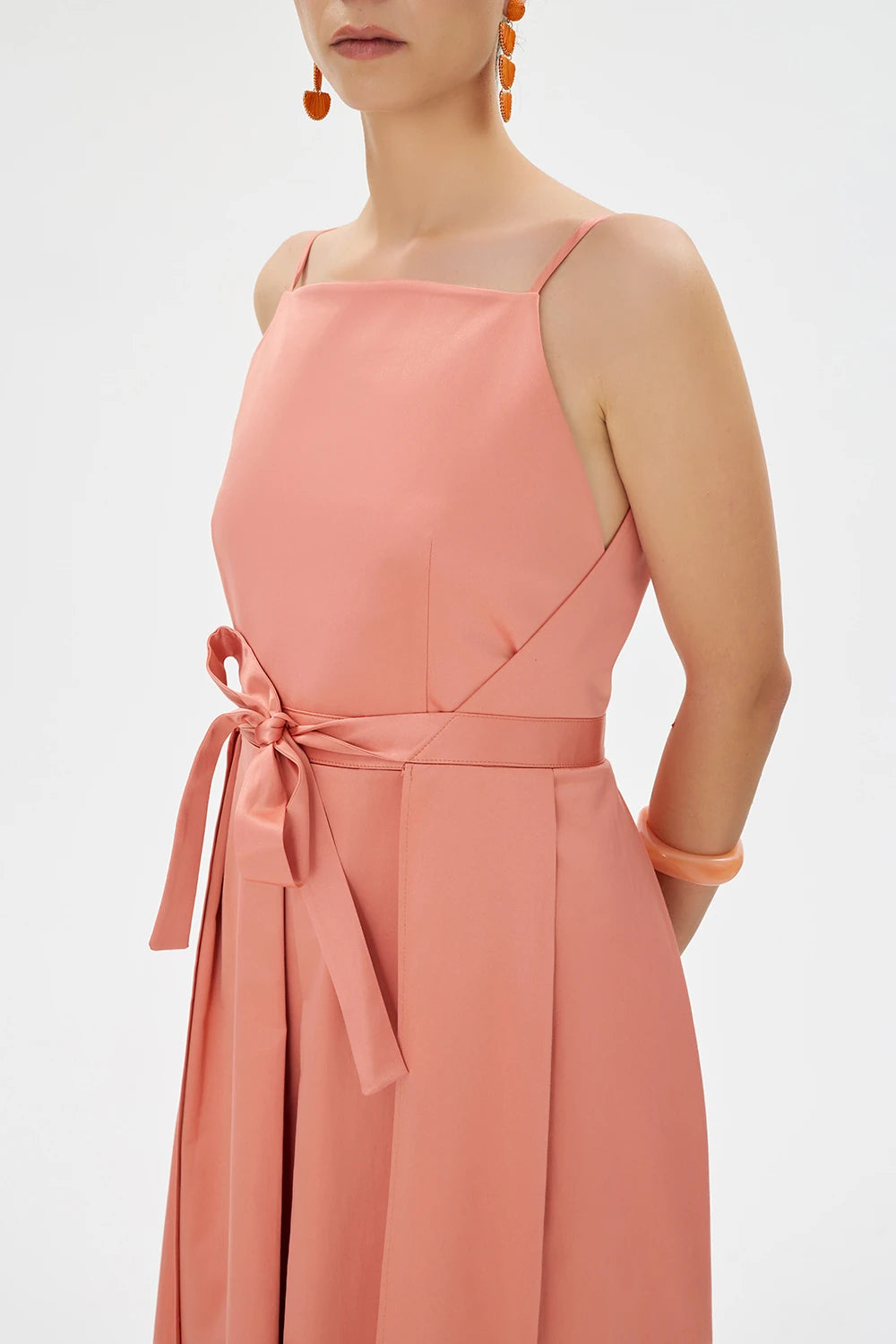 BELVOIR %100 Pamuk Elbise - Pembe | %100 pamuk saten dokusuna sahip BELVOIR elbise, hafif ve nefes alan yapısıyla yaz aylarında ferahlık sunar. Ayarlanabilir tasarımıyla her anınıza uyum sağlar.