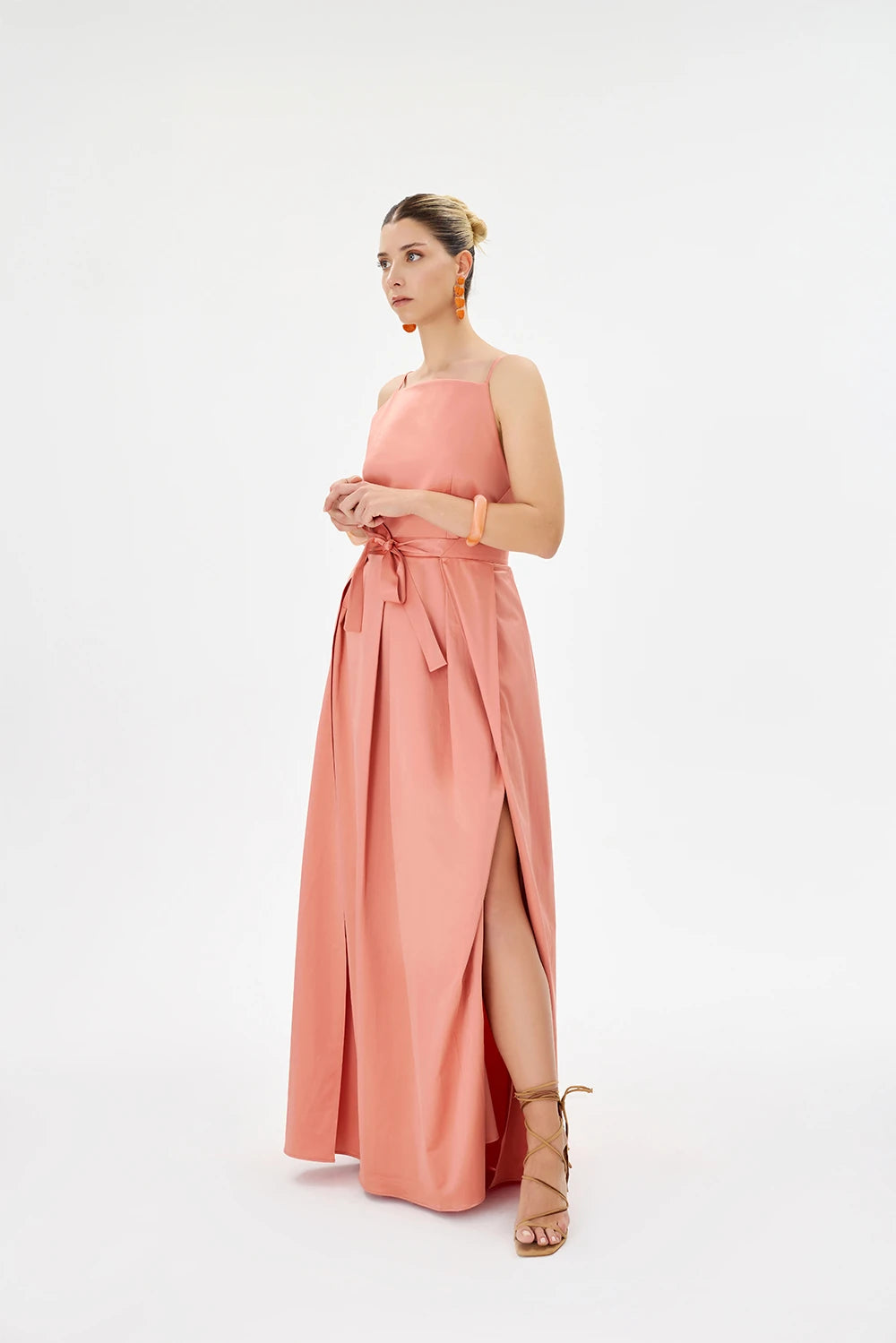 BELVOIR %100 Pamuk Elbise - Pembe | %100 pamuk saten dokusuna sahip BELVOIR elbise, hafif ve nefes alan yapısıyla yaz aylarında ferahlık sunar. Ayarlanabilir tasarımıyla her anınıza uyum sağlar.