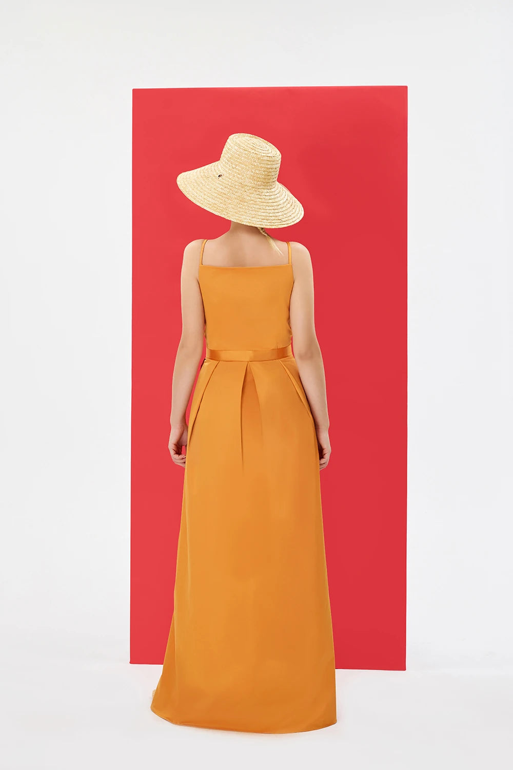 BELVOIR %100 Pamuk Elbise - Turuncu | BELVOIR elbise: Turuncu, %100 pamuk saten konforu. Hem gündüz hem gece için ideal. Ayarlanabilir tasarımıyla kişisel stilinizi tamamlayın.