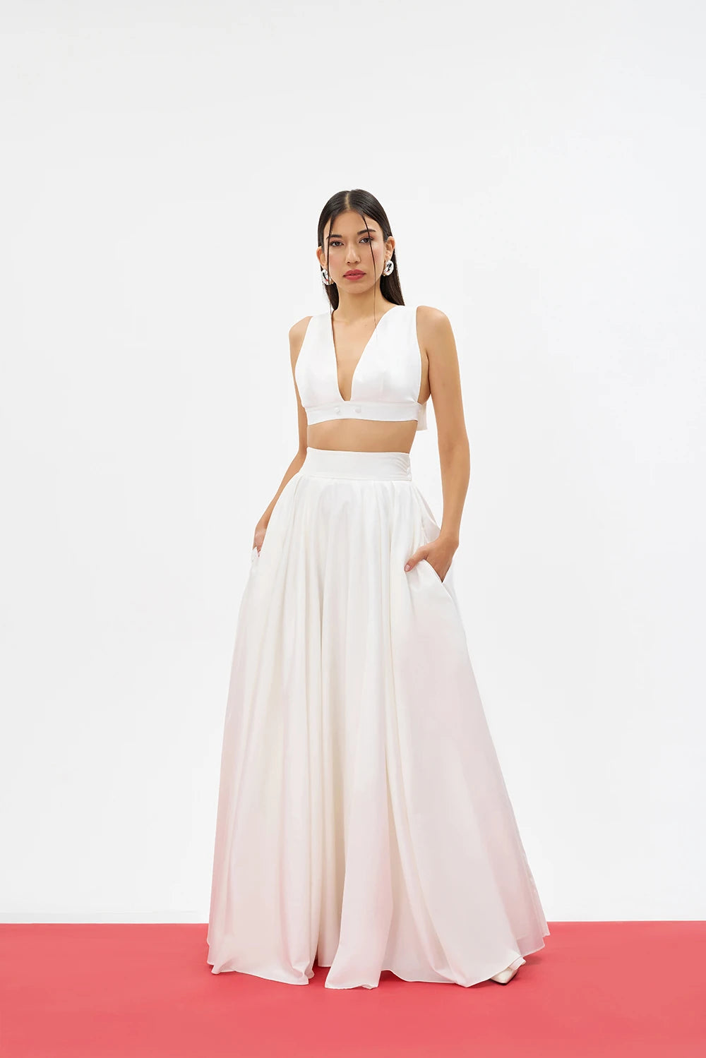 CAVELLA %100 Pamuk Etek - Kasar Beyaz | %100 pamuk CAVELLA etek, gün boyu ferah bir his sunar. Daire formuyla hareketli ve hacimli bir silüet yaratır. Yaz için ideal, konforlu seçim.