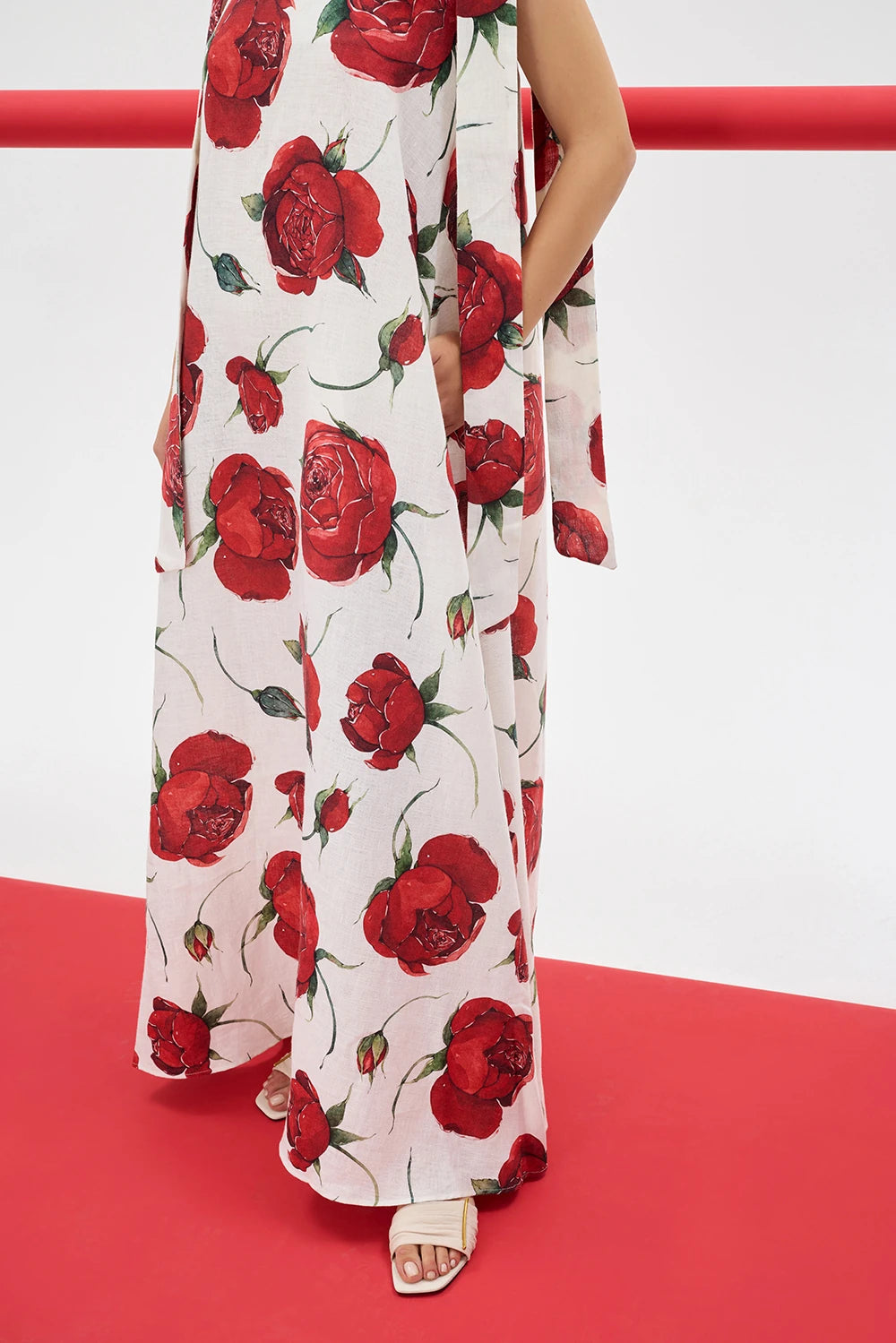 ELIANA %100 Pamuk Elbise - Gül Desenli | %100 pamuk gül desenli ELIANA elbise, yazın ferahlığını sunar. Ayarlanabilir askılarıyla çok yönlü stil, zamansız şıklık sağlar.