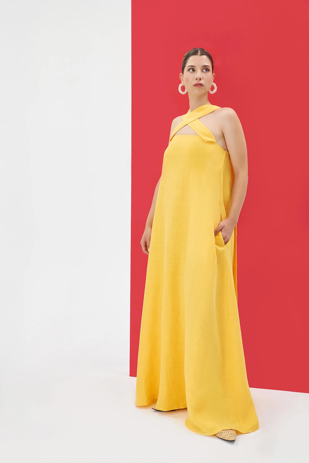 ELIANA %100 Keten Elbise - Sarı | ELIANA, %100 keten, sarı straplez elbise. Hafif ve ferah hissiyle yaz ayları için ideal. Ayarlanabilir askılarla stilinizi kişiselleştirin.