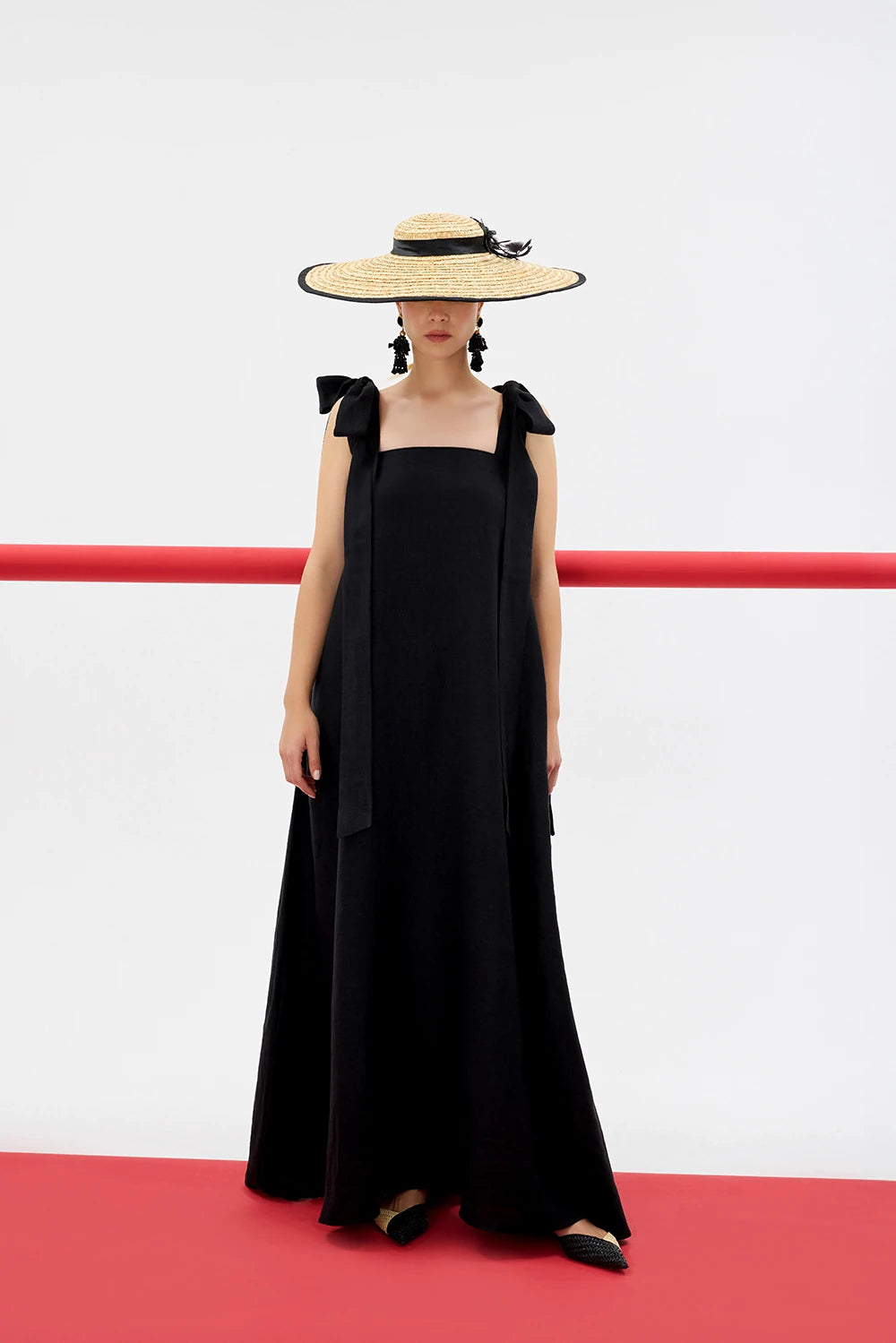 ELIANA %100 Keten Elbise - Siyah | ELIANA, %100 keten, straplez elbise. Hafifliğiyle yazın ferahlık sunar. Ayarlanabilir askılarıyla çok yönlü şıklık. Zamansız bir parça.