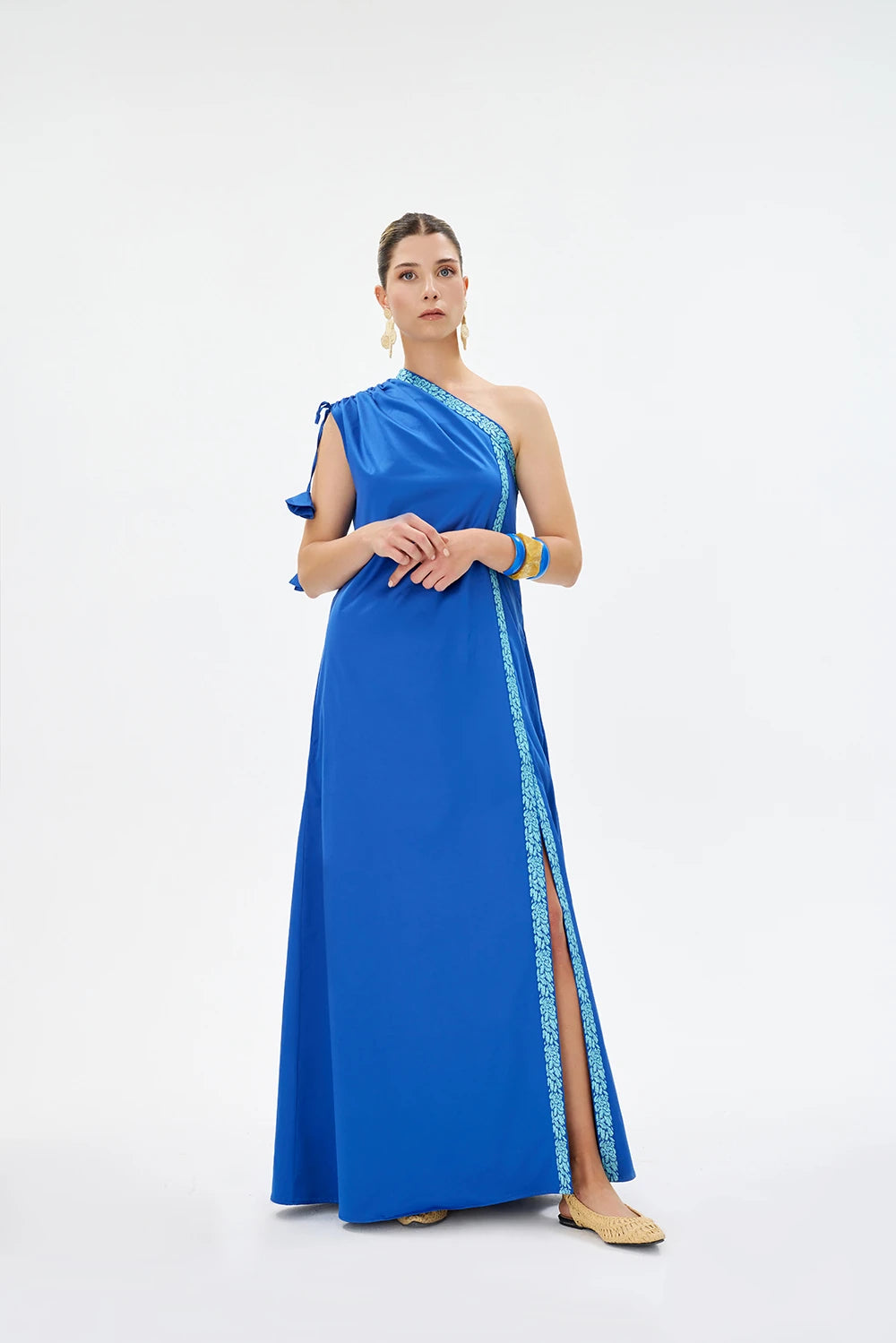 ESMIRA %100 Pamuk Elbise - Mavi | ESMIRA elbise, %100 pamuk dokusuyla ferahlık sunar. Asimetrik yaka ve tek omuz detayı ile modern. Gündüzden akşama zamansız şıklık.