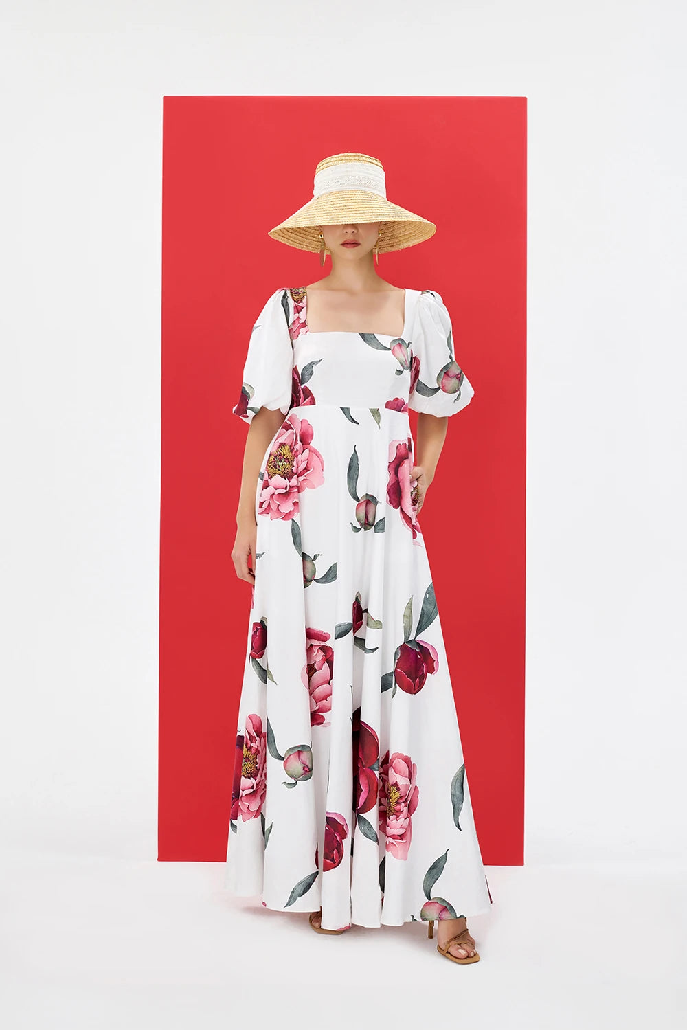 FIORINA %100 Pamuk Elbise - Şakayık | %100 pamuk FIORINA elbise, şakayık deseni ve balon kol formuyla yaz stilinizi yükseltir. Rahat kesimle gün boyu ferah ve şık kalın.