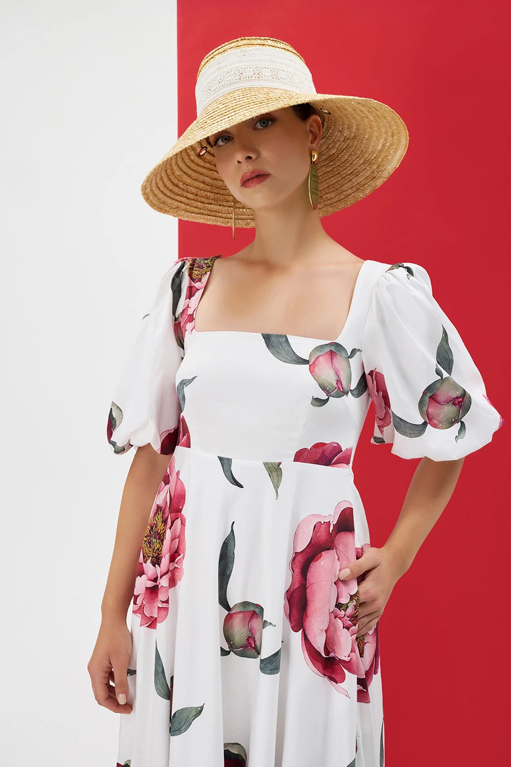 FIORINA %100 Pamuk Elbise - Şakayık | %100 pamuk FIORINA elbise, şakayık deseni ve balon kol formuyla yaz stilinizi yükseltir. Rahat kesimle gün boyu ferah ve şık kalın.