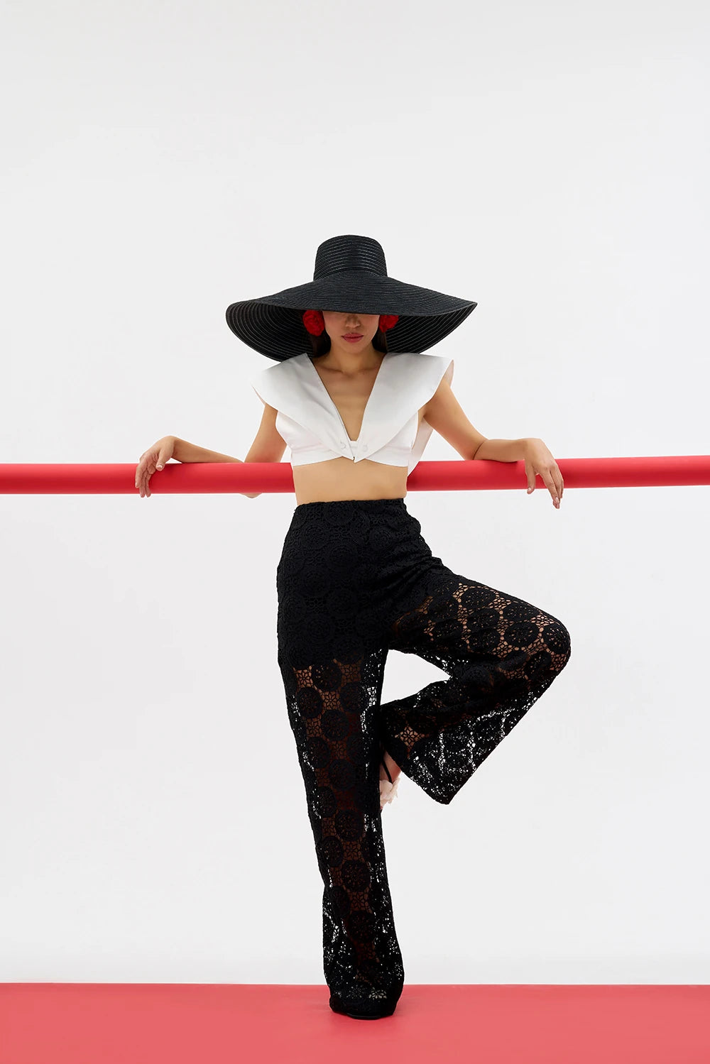 ZEPHYRA Pantolon - Siyah | ZEPHYRA pantolon, %52 pamuk karışımıyla ferah ve konforlu. Şehirden akşam planlarına uyum sağlar. Siyah rengiyle her anınıza eşlik eder.