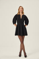 Siyah Elbise - Siyah | Siyah krep elbise, balon kol detayı ve sade çizgisiyle zarif bir duruş sunar. Günlük rahatlık, akşam şıklığı. Zamansız ve şık seçim.