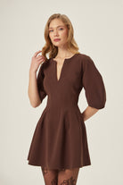 KREP ELBİSE - Kahverengi | Krep dokulu, balon kollu kahverengi elbise. Minimal ve hacimli görünüm, şehirden akşama kusursuz geçiş için ideal.