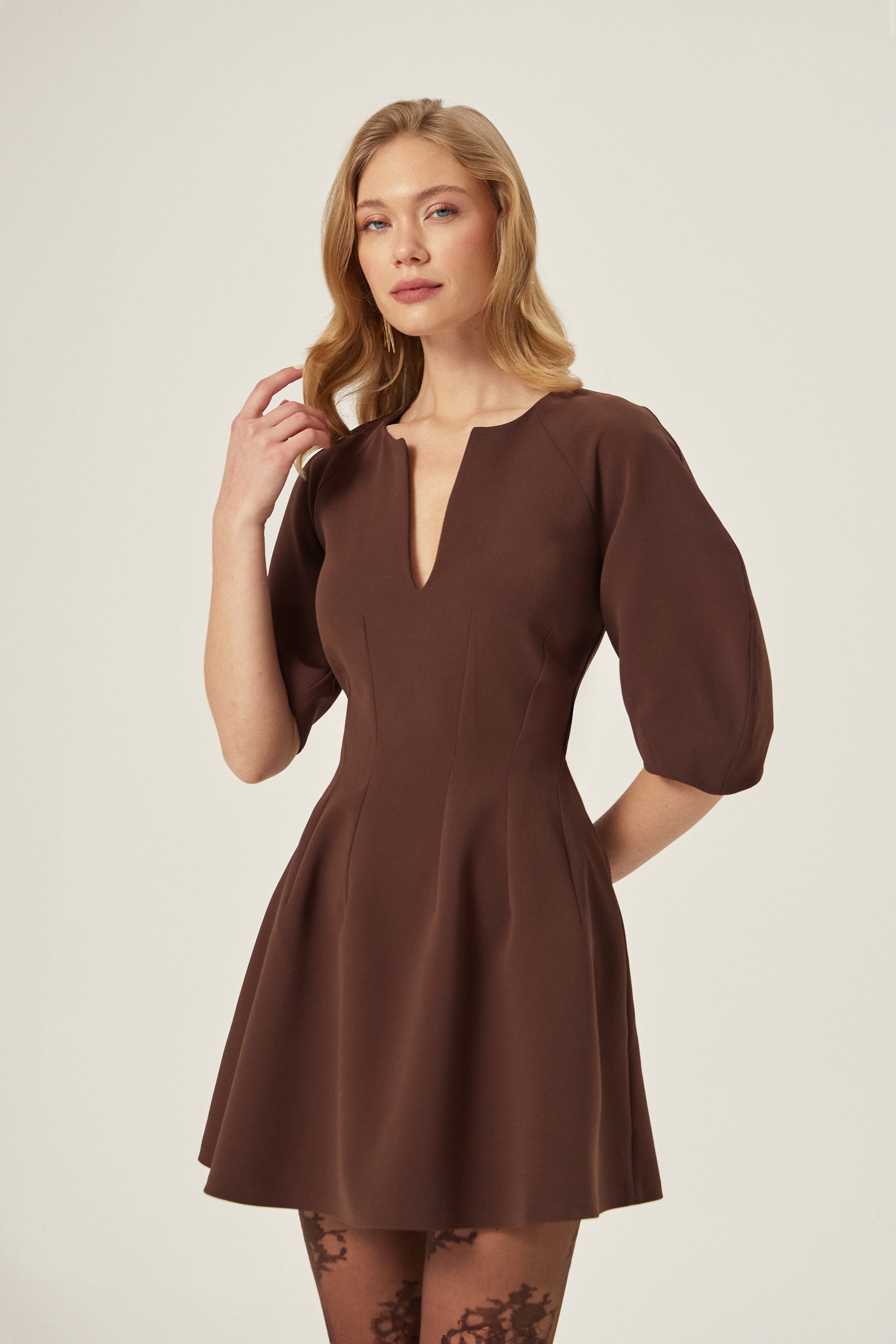 KREP ELBİSE - Kahverengi | Krep dokulu, balon kollu kahverengi elbise. Minimal ve hacimli görünüm, şehirden akşama kusursuz geçiş için ideal.