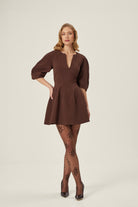 KREP ELBİSE - Kahverengi | Krep dokulu, balon kollu kahverengi elbise. Minimal ve hacimli görünüm, şehirden akşama kusursuz geçiş için ideal.