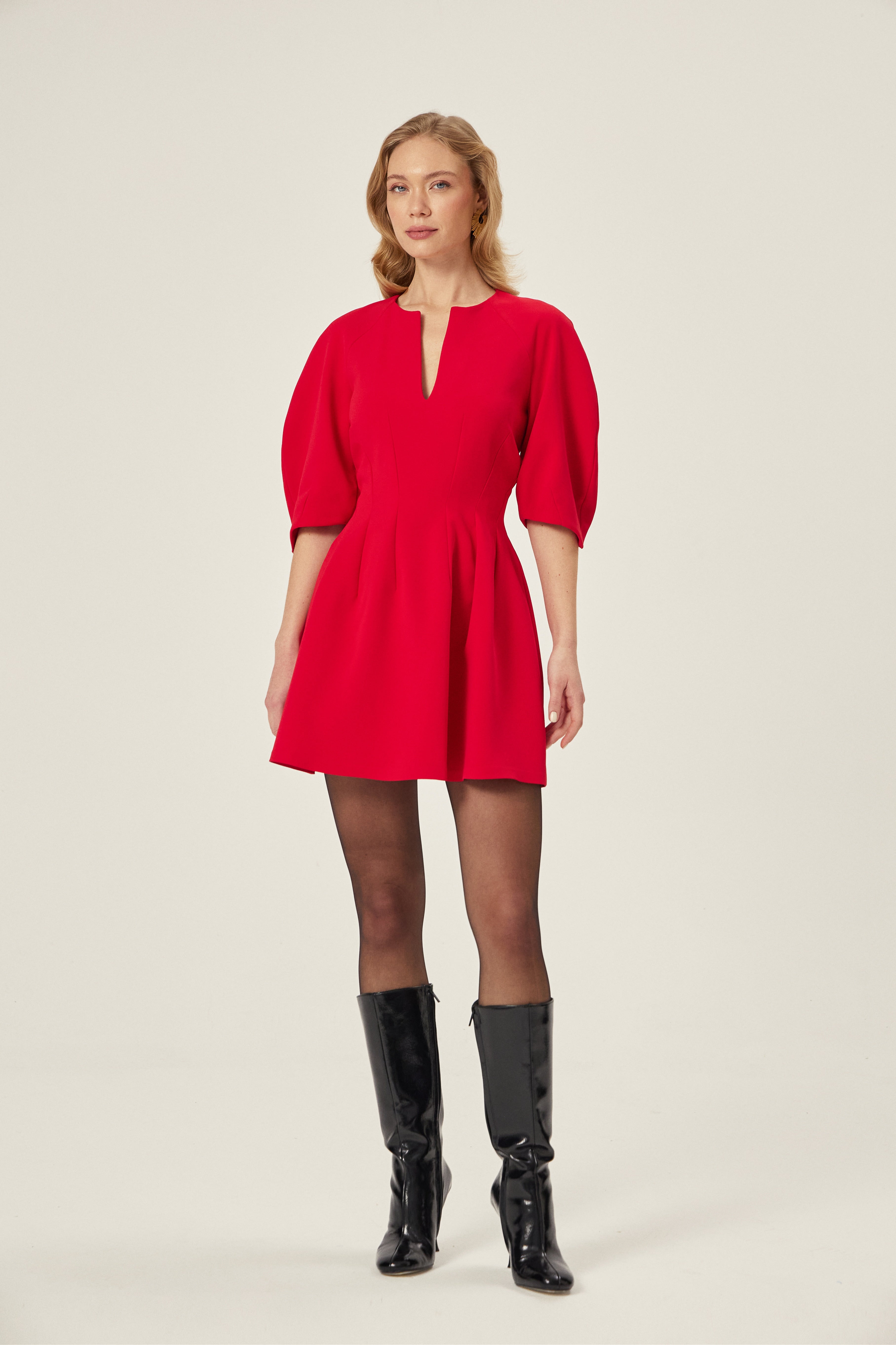 KREP ELBİSE - Kırmızı | Kırmızı balon kollu krep elbise, %100 polyester dokusuyla yaz 2025 için ideal. Günlük ve akşam stiline uyum sağlayan zamansız bir parça.