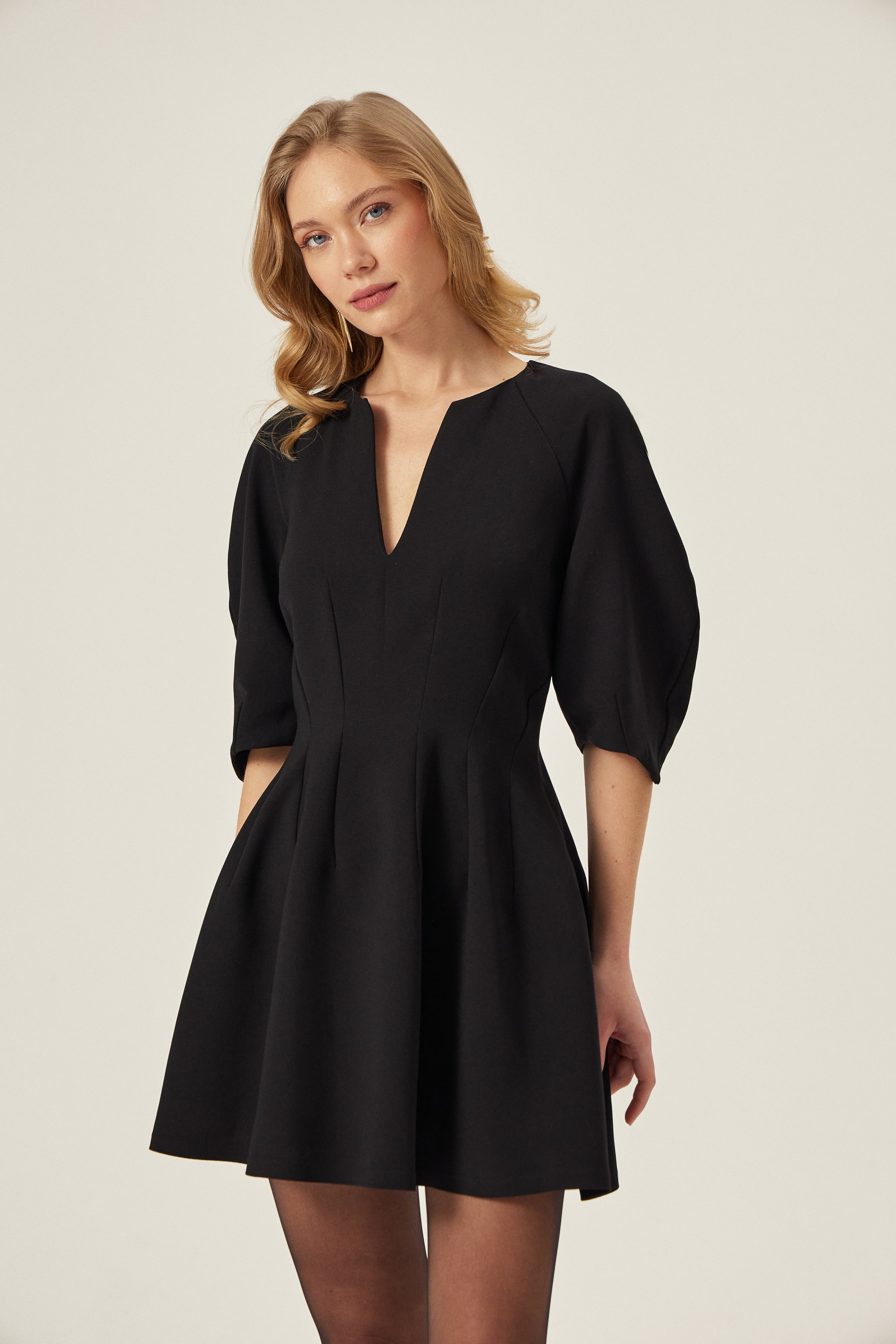 Siyah Elbise - Siyah | Siyah krep elbise, balon kol detayı ve sade çizgisiyle zarif bir duruş sunar. Günlük rahatlık, akşam şıklığı. Zamansız ve şık seçim.