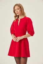 KREP ELBİSE - Kırmızı | Kırmızı balon kollu krep elbise, %100 polyester dokusuyla yaz 2025 için ideal. Günlük ve akşam stiline uyum sağlayan zamansız bir parça.