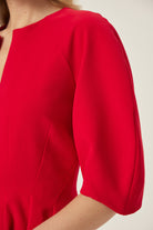 KREP ELBİSE - Kırmızı | Kırmızı balon kollu krep elbise, %100 polyester dokusuyla yaz 2025 için ideal. Günlük ve akşam stiline uyum sağlayan zamansız bir parça.