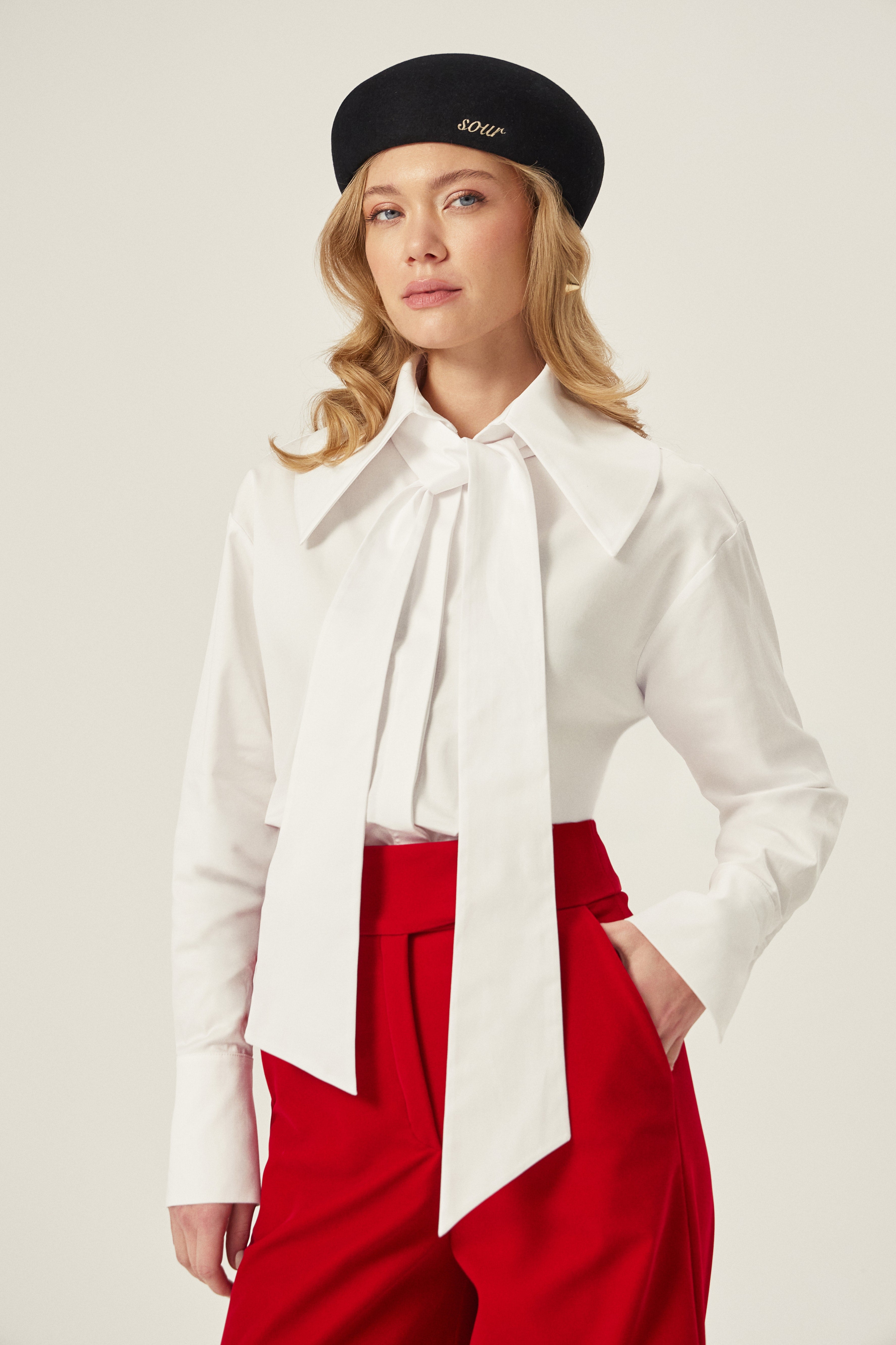 GÖMLEK - Beyaz | %100 pamuk beyaz gömlek, geniş kesimi ve büyük yakasıyla net bir siluet sunar. Yaz aylarında ferahlık arayanlar için ideal, iç göstermez.