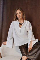 GÖMLEK %100 Pamuk - Beyaz | %100 pamuk beyaz gömlek, geniş kesim ve kışlık dokusu ile gün boyu ferahlık sunar. Ofisten akşam planına geçişte şıklığını korur.