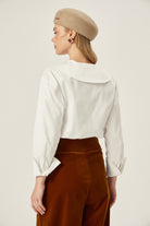 DENIZCI %100 Pamuk Gömlek - Beyaz | Yaz 2025 için bu beyaz gömlek, denizci yaka ve %100 pamuk ile ferah bir his sunar. Tok dokusu ve geniş kesimiyle iç göstermez.