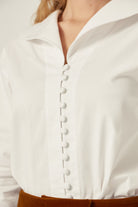 DENIZCI %100 Pamuk Gömlek - Beyaz | Yaz 2025 için bu beyaz gömlek, denizci yaka ve %100 pamuk ile ferah bir his sunar. Tok dokusu ve geniş kesimiyle iç göstermez.