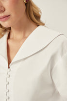 DENIZCI %100 Pamuk Gömlek - Beyaz | Yaz 2025 için bu beyaz gömlek, denizci yaka ve %100 pamuk ile ferah bir his sunar. Tok dokusu ve geniş kesimiyle iç göstermez.