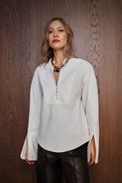 GÖMLEK %100 Pamuk - Beyaz | %100 pamuk beyaz gömlek, geniş kesim ve kışlık dokusu ile gün boyu ferahlık sunar. Ofisten akşam planına geçişte şıklığını korur.