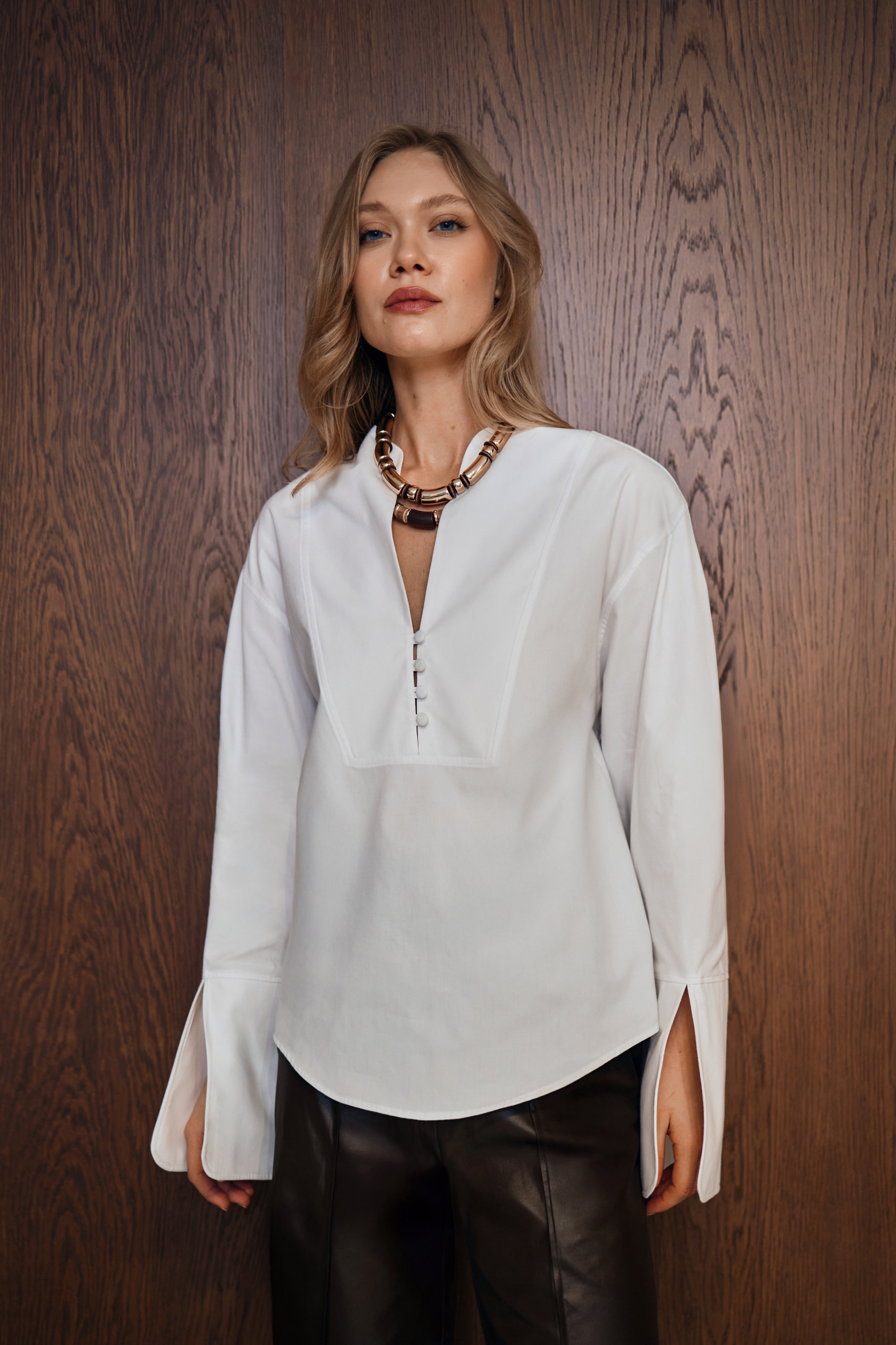 GÖMLEK %100 Pamuk - Beyaz | %100 pamuk beyaz gömlek, geniş kesim ve kışlık dokusu ile gün boyu ferahlık sunar. Ofisten akşam planına geçişte şıklığını korur.