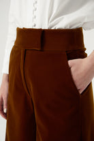 KADİFE Pantolon - Kahverengi | Yüksek bel, bootcut kesim kadife pantolon. Uzun boy, ayarlanabilir paça. Serin havalar için sıcaklık ve şıklık sunar. Zamansız parça.