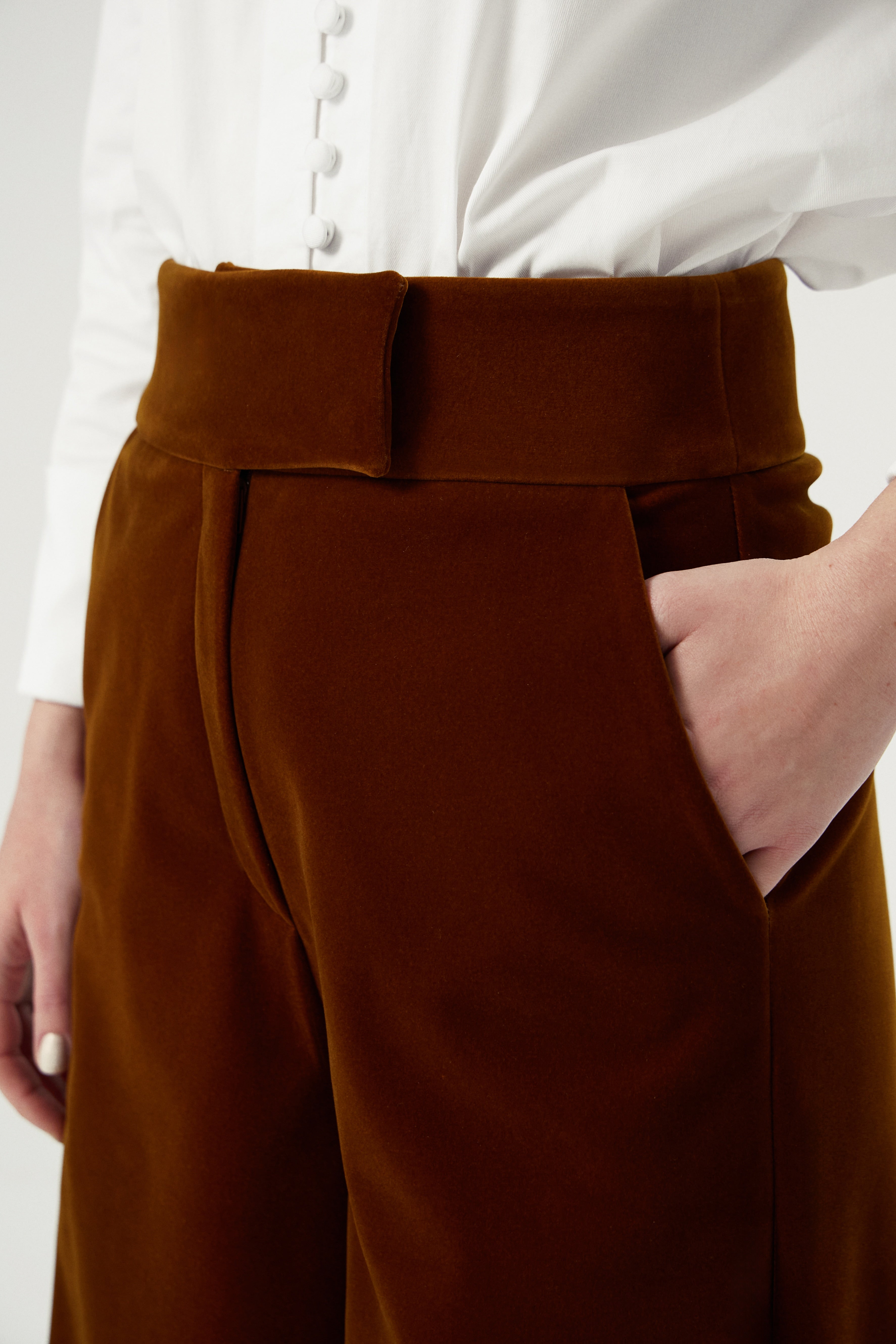 KADİFE Pantolon - Kahverengi | Yüksek bel, bootcut kesim kadife pantolon. Uzun boy, ayarlanabilir paça. Serin havalar için sıcaklık ve şıklık sunar. Zamansız parça.