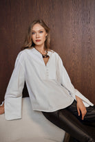 GÖMLEK %100 Pamuk - Beyaz | %100 pamuk beyaz gömlek, geniş kesim ve kışlık dokusu ile gün boyu ferahlık sunar. Ofisten akşam planına geçişte şıklığını korur.