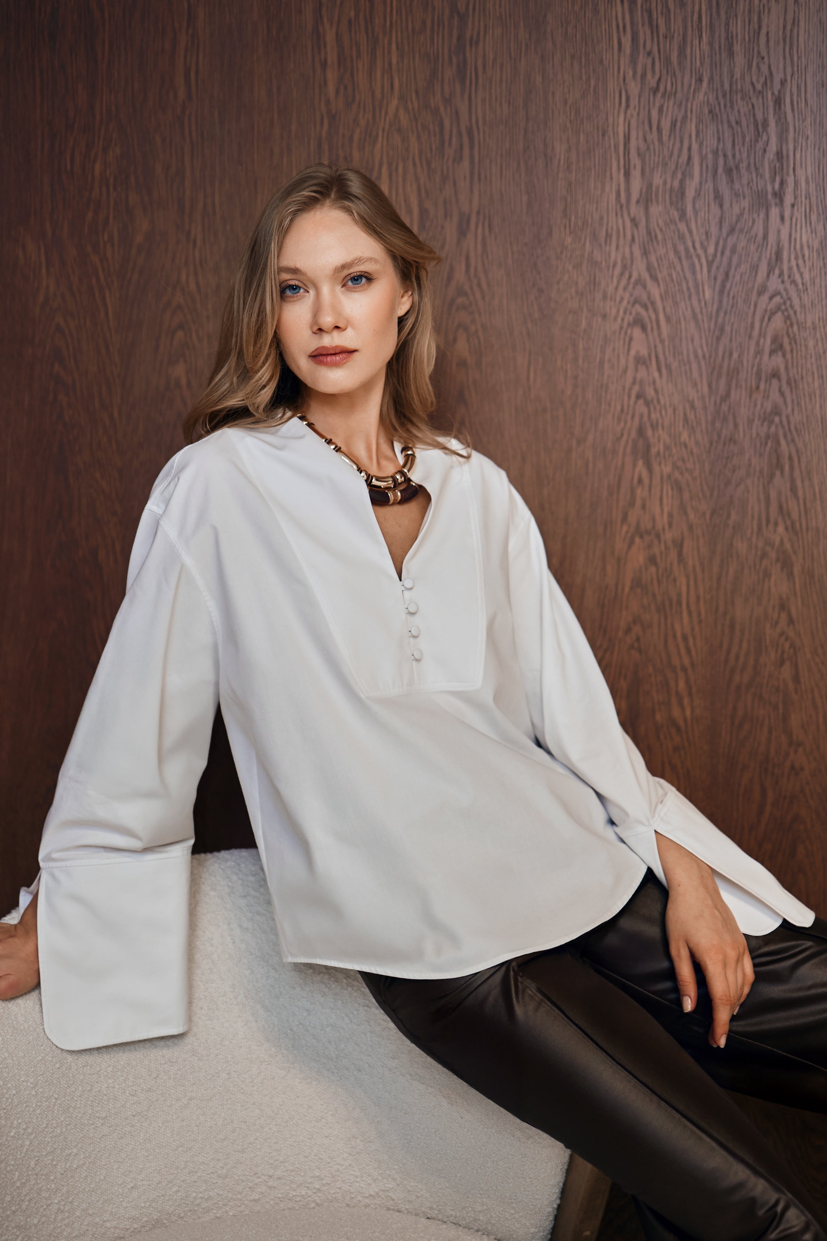 GÖMLEK %100 Pamuk - Beyaz | %100 pamuk beyaz gömlek, geniş kesim ve kışlık dokusu ile gün boyu ferahlık sunar. Ofisten akşam planına geçişte şıklığını korur.