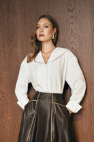 VESERA Etek - Kahverengi | Pamuk ağırlıklı deri dokulu VESERA Etek, sarı biye detayıyla yaz şıklığını sunar. Rahat kesimiyle gün boyu ferahlık ve zarif bir siluet sağlar.