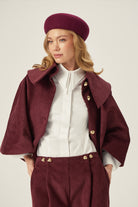 Pelerin - Bordo | Bordo pelerin, astarlı yapısı ve büyük yakasıyla zarif. Tek beden formu, yaz akşamlarında serinlik için mükemmel bir seçim sunar.