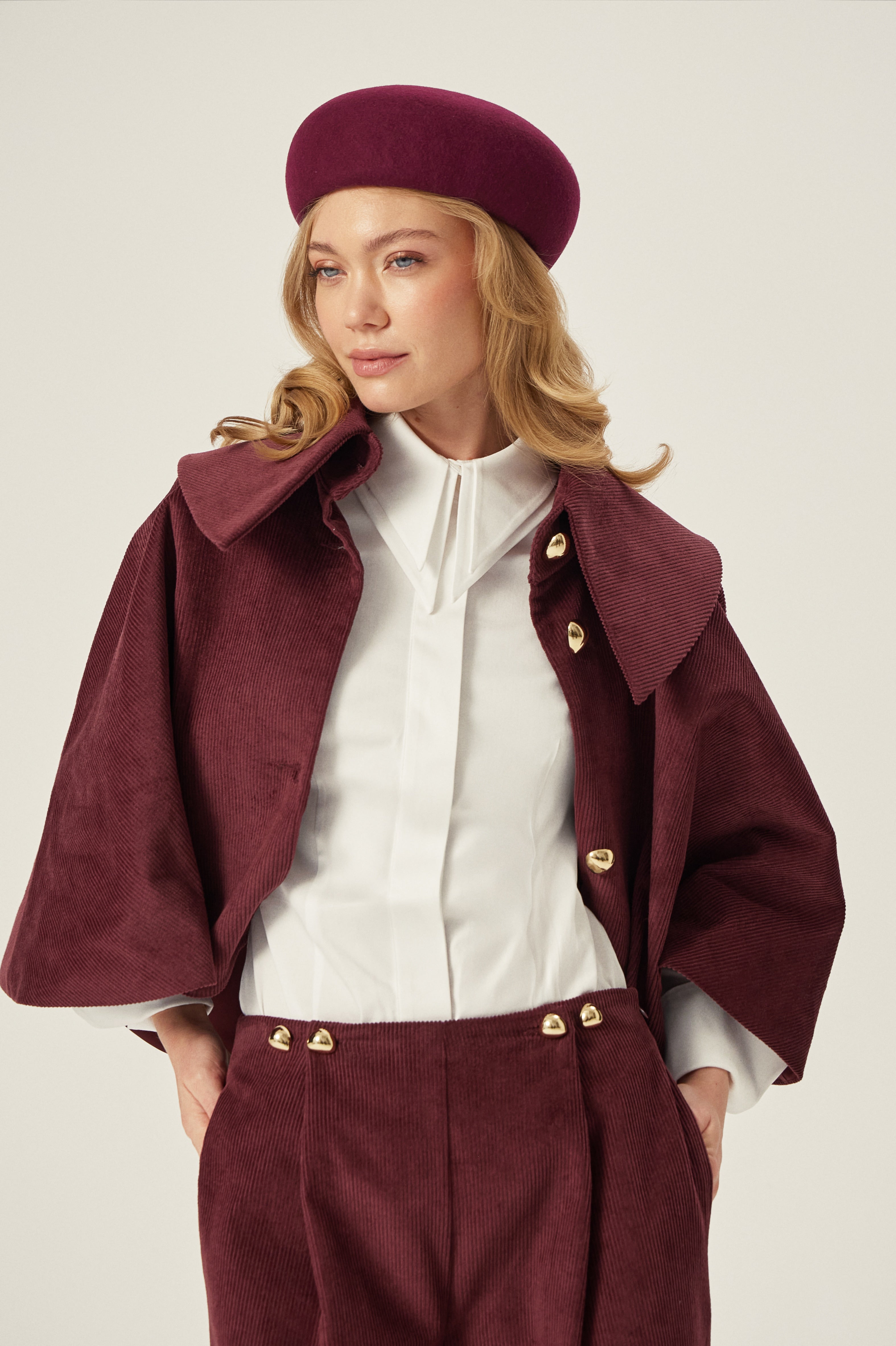 Pelerin - Bordo | Bordo pelerin, astarlı yapısı ve büyük yakasıyla zarif. Tek beden formu, yaz akşamlarında serinlik için mükemmel bir seçim sunar.