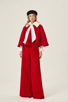 KADIFE Pantolon - Kırmızı | Yüksek bel, bootcut kesim kırmızı kadife pantolon. Serin havalarda sıcaklık ve şıklığı bir arada sunar. Uzun boyuyla zarif bir duruş hedefler.