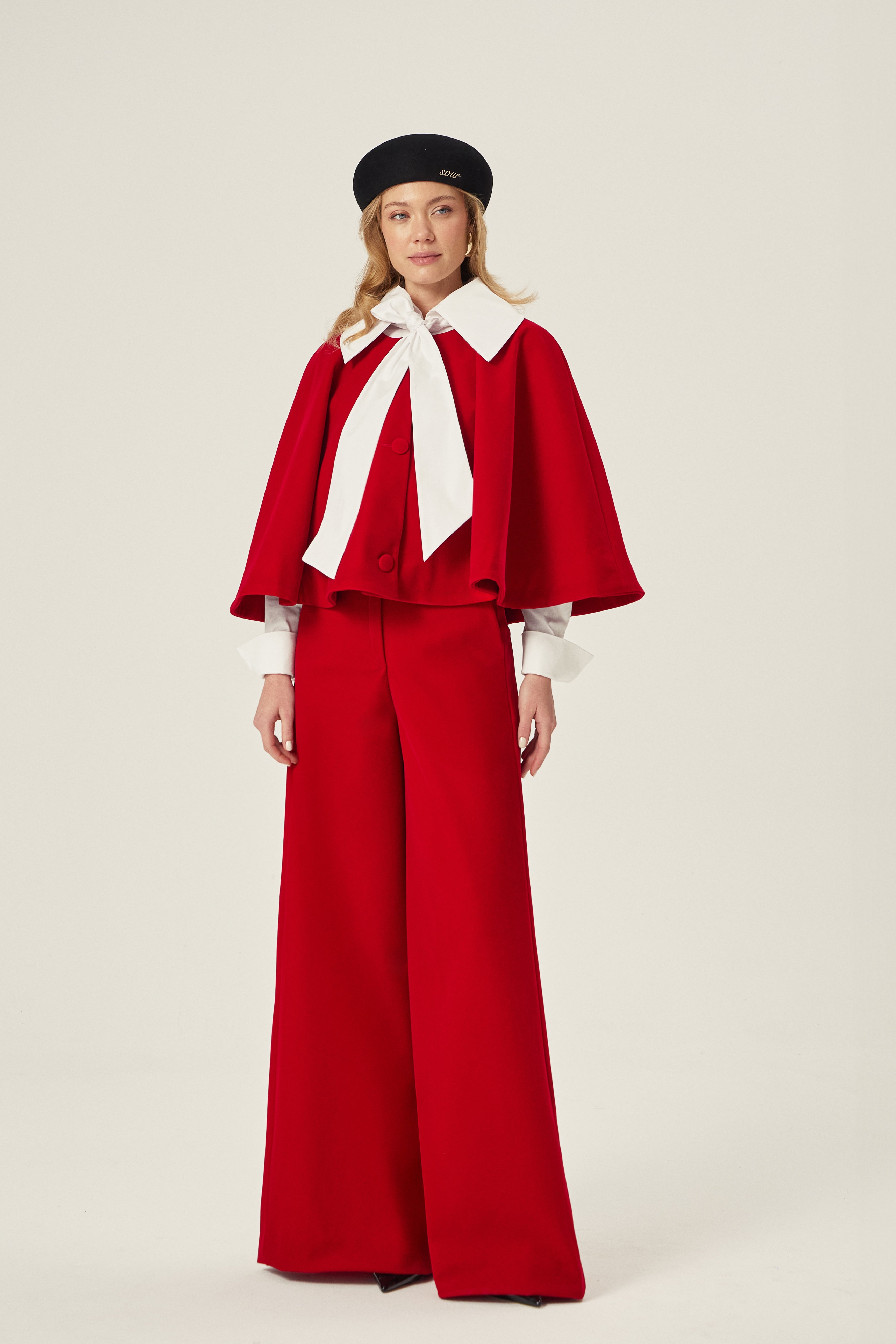 KADIFE Pantolon - Kırmızı | Yüksek bel, bootcut kesim kırmızı kadife pantolon. Serin havalarda sıcaklık ve şıklığı bir arada sunar. Uzun boyuyla zarif bir duruş hedefler.