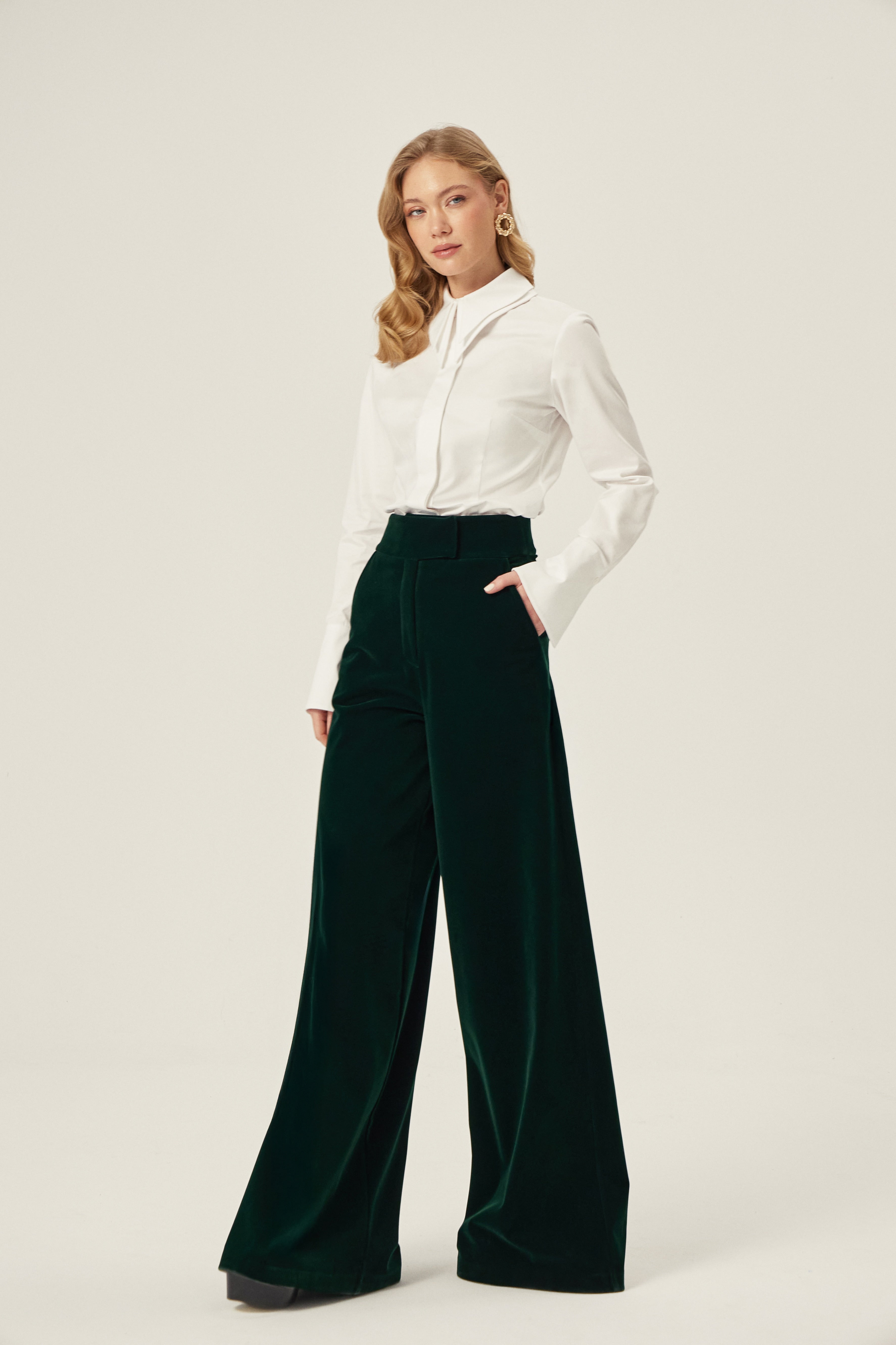 KADIFE Pantolon - Yeşil | Kadife pantolon, dört mevsim şıklığı sunar. Yüksek bel ve bootcut kesimi ile dengeli siluet. Uzun boyu ile kişiselleştirilebilir.
