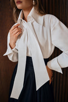 GÖMLEK - Beyaz | %100 pamuk beyaz gömlek, geniş kesimi ve büyük yakasıyla net bir siluet sunar. Yaz aylarında ferahlık arayanlar için ideal, iç göstermez.