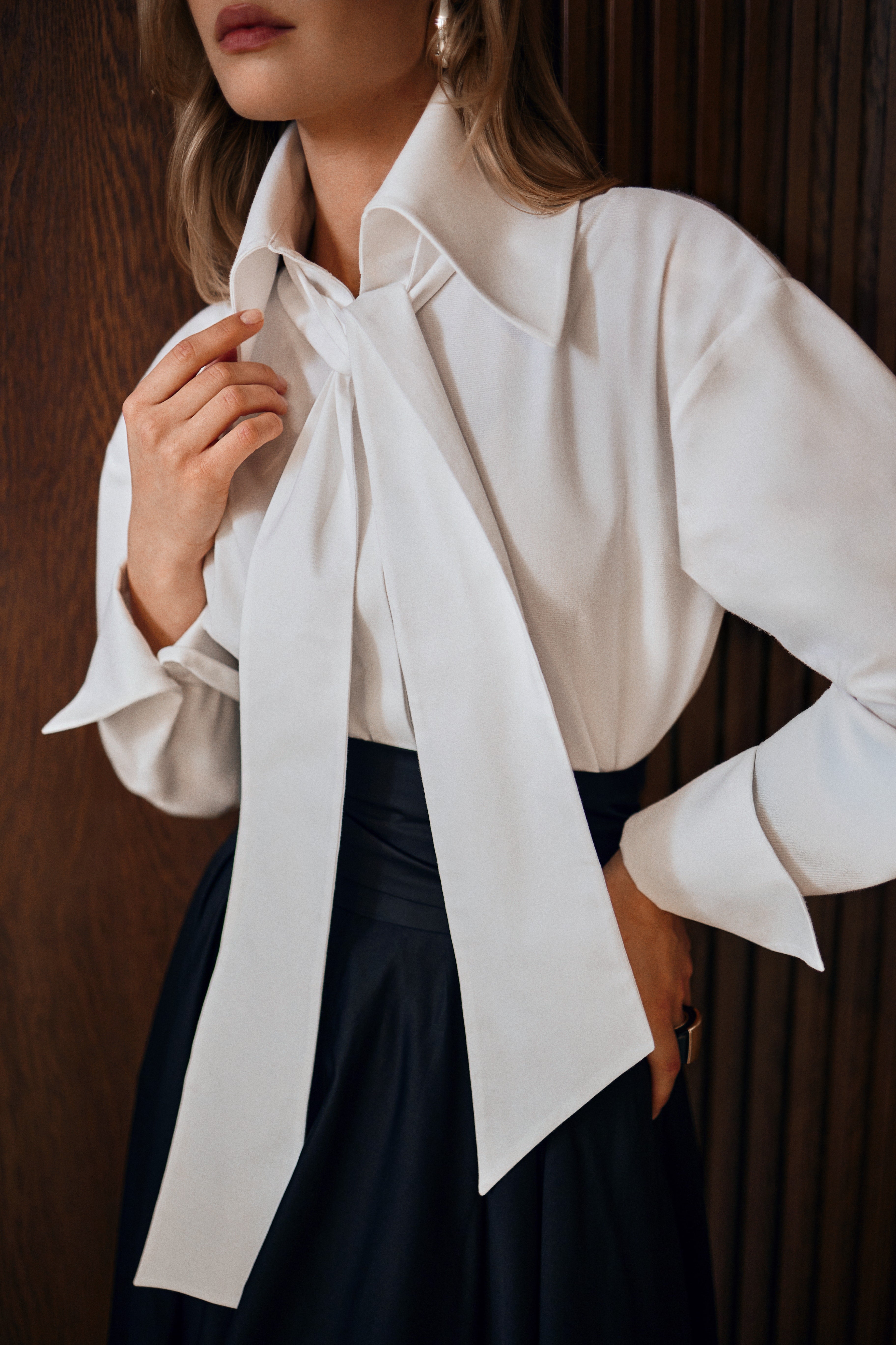 GÖMLEK - Beyaz | %100 pamuk beyaz gömlek, geniş kesimi ve büyük yakasıyla net bir siluet sunar. Yaz aylarında ferahlık arayanlar için ideal, iç göstermez.