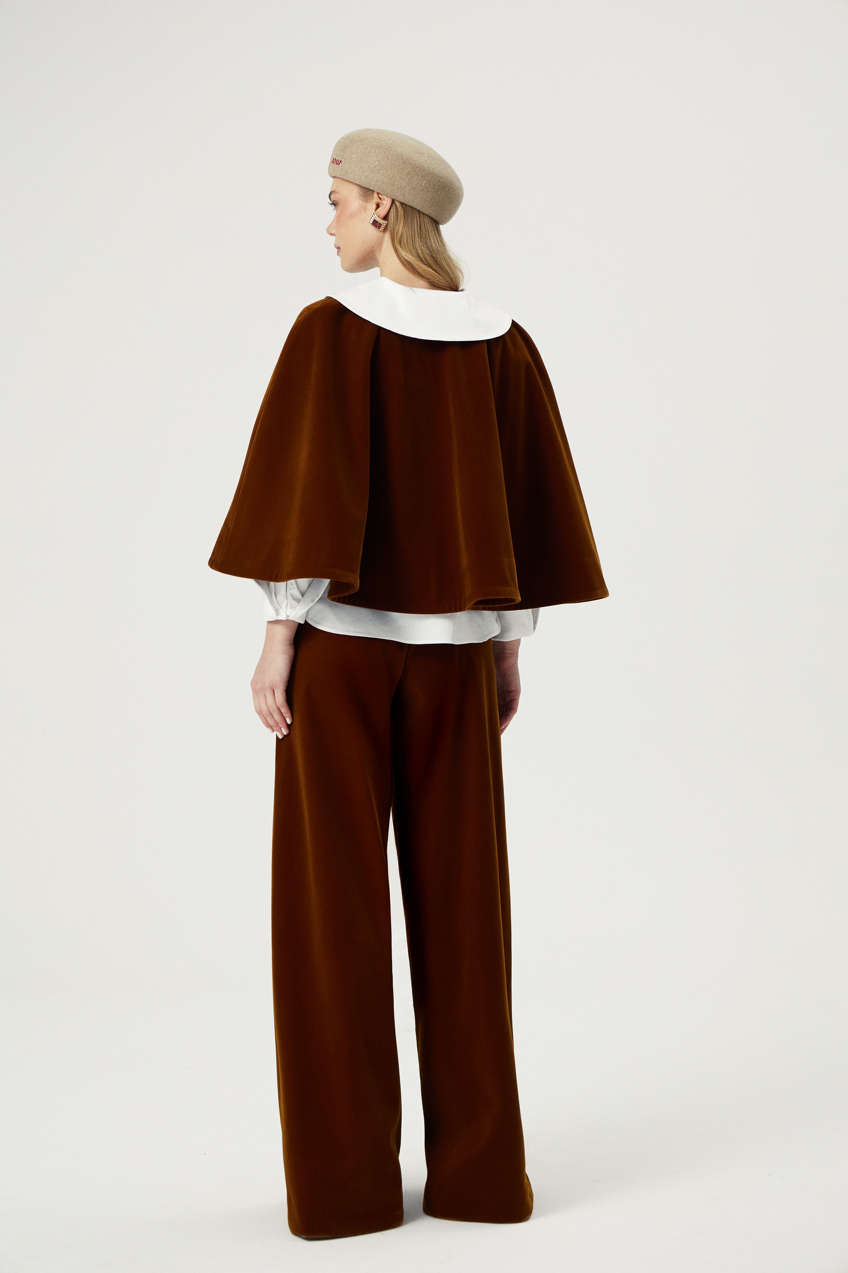 KADİFE Pantolon - Kahverengi | Yüksek bel, bootcut kesim kadife pantolon. Uzun boy, ayarlanabilir paça. Serin havalar için sıcaklık ve şıklık sunar. Zamansız parça.