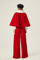 KADIFE Pantolon - Kırmızı | Yüksek bel, bootcut kesim kırmızı kadife pantolon. Serin havalarda sıcaklık ve şıklığı bir arada sunar. Uzun boyuyla zarif bir duruş hedefler.