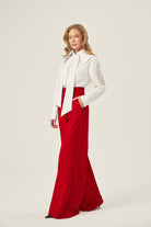 KADIFE Pantolon - Kırmızı | Yüksek bel, bootcut kesim kırmızı kadife pantolon. Serin havalarda sıcaklık ve şıklığı bir arada sunar. Uzun boyuyla zarif bir duruş hedefler.