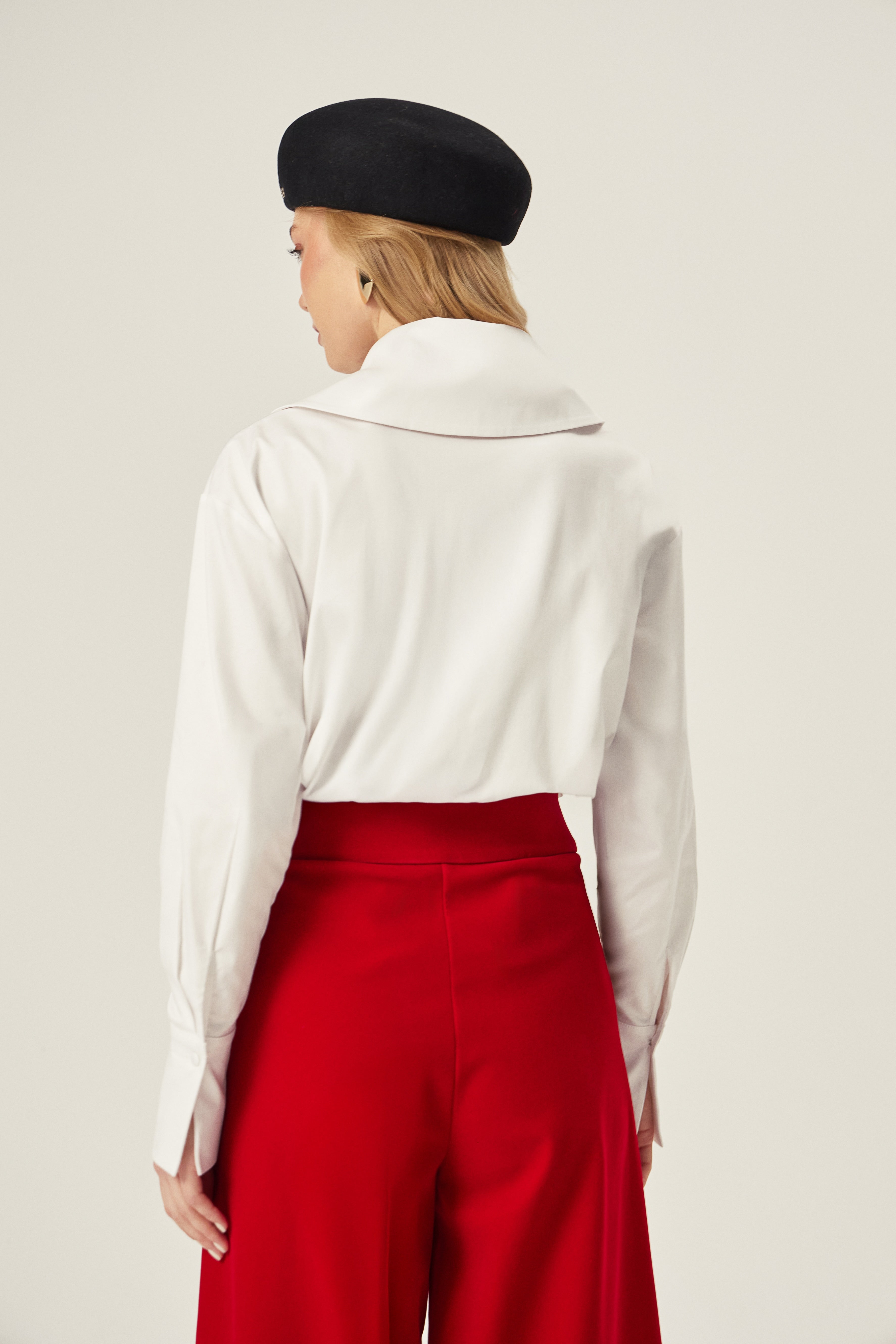 KADIFE Pantolon - Kırmızı | Yüksek bel, bootcut kesim kırmızı kadife pantolon. Serin havalarda sıcaklık ve şıklığı bir arada sunar. Uzun boyuyla zarif bir duruş hedefler.