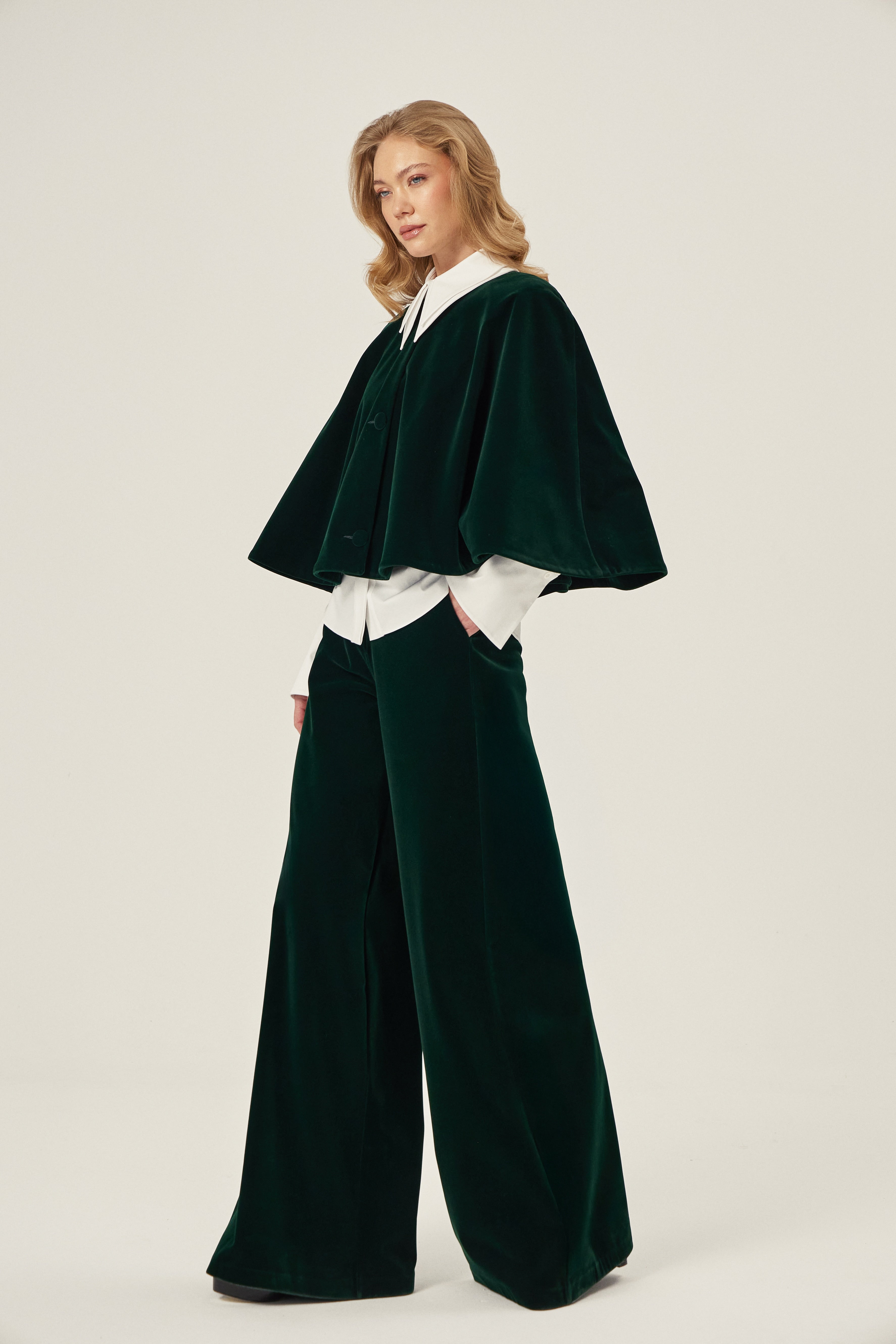 KADIFE Pantolon - Yeşil | Kadife pantolon, dört mevsim şıklığı sunar. Yüksek bel ve bootcut kesimi ile dengeli siluet. Uzun boyu ile kişiselleştirilebilir.