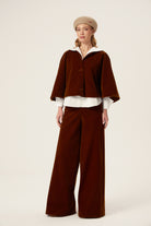 KADİFE Pantolon - Kahverengi | Yüksek bel, bootcut kesim kadife pantolon. Uzun boy, ayarlanabilir paça. Serin havalar için sıcaklık ve şıklık sunar. Zamansız parça.