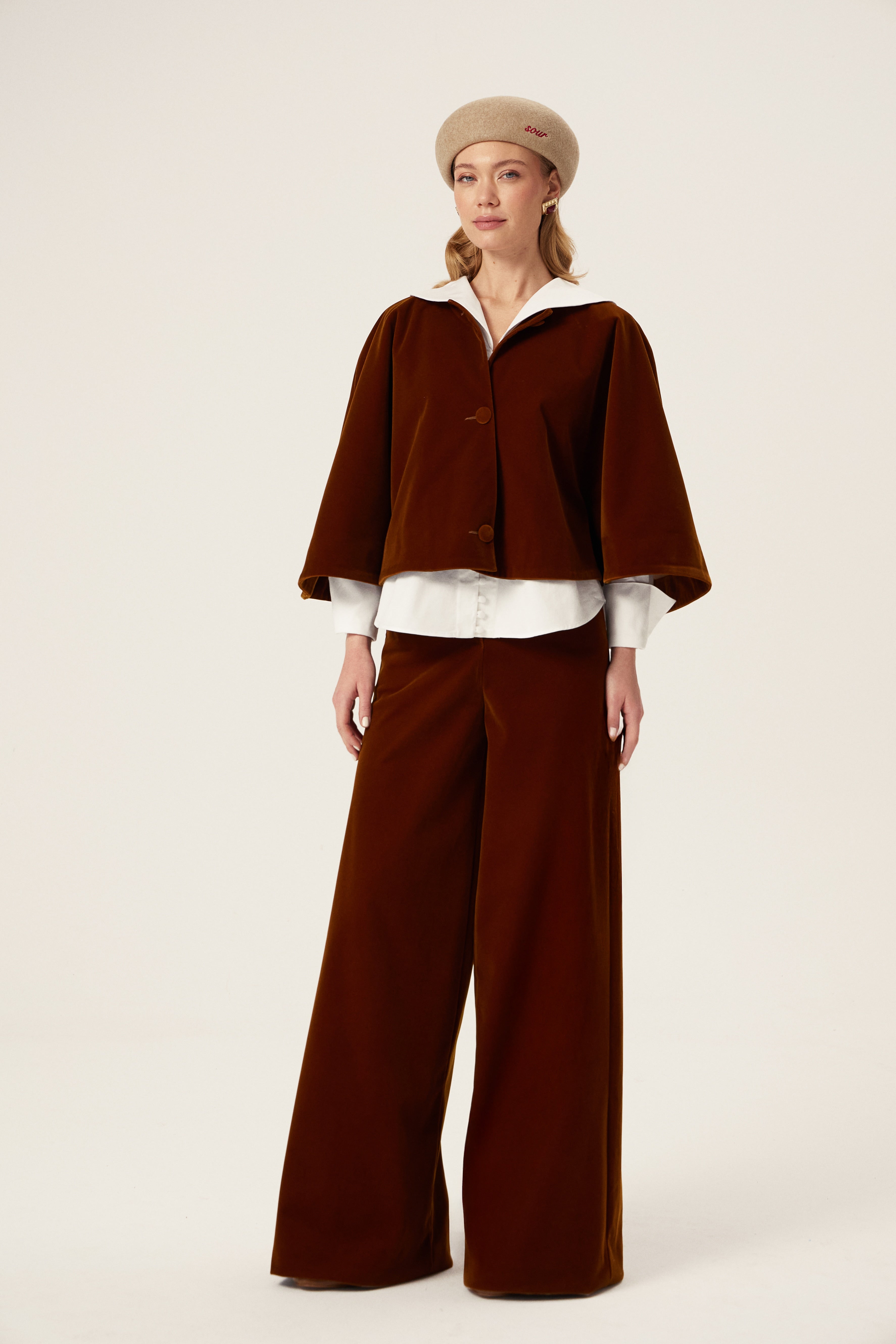 KADİFE Pantolon - Kahverengi | Yüksek bel, bootcut kesim kadife pantolon. Uzun boy, ayarlanabilir paça. Serin havalar için sıcaklık ve şıklık sunar. Zamansız parça.