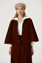 TEK BEDEN Pelerin - Kahverengi | Astarlı kahverengi pelerin, yaz gardırobunuz için ideal. Şehir temposuna uygun, akşam serinliğinde şıklık sunar. Katmanlı kullanım için mükemmel.