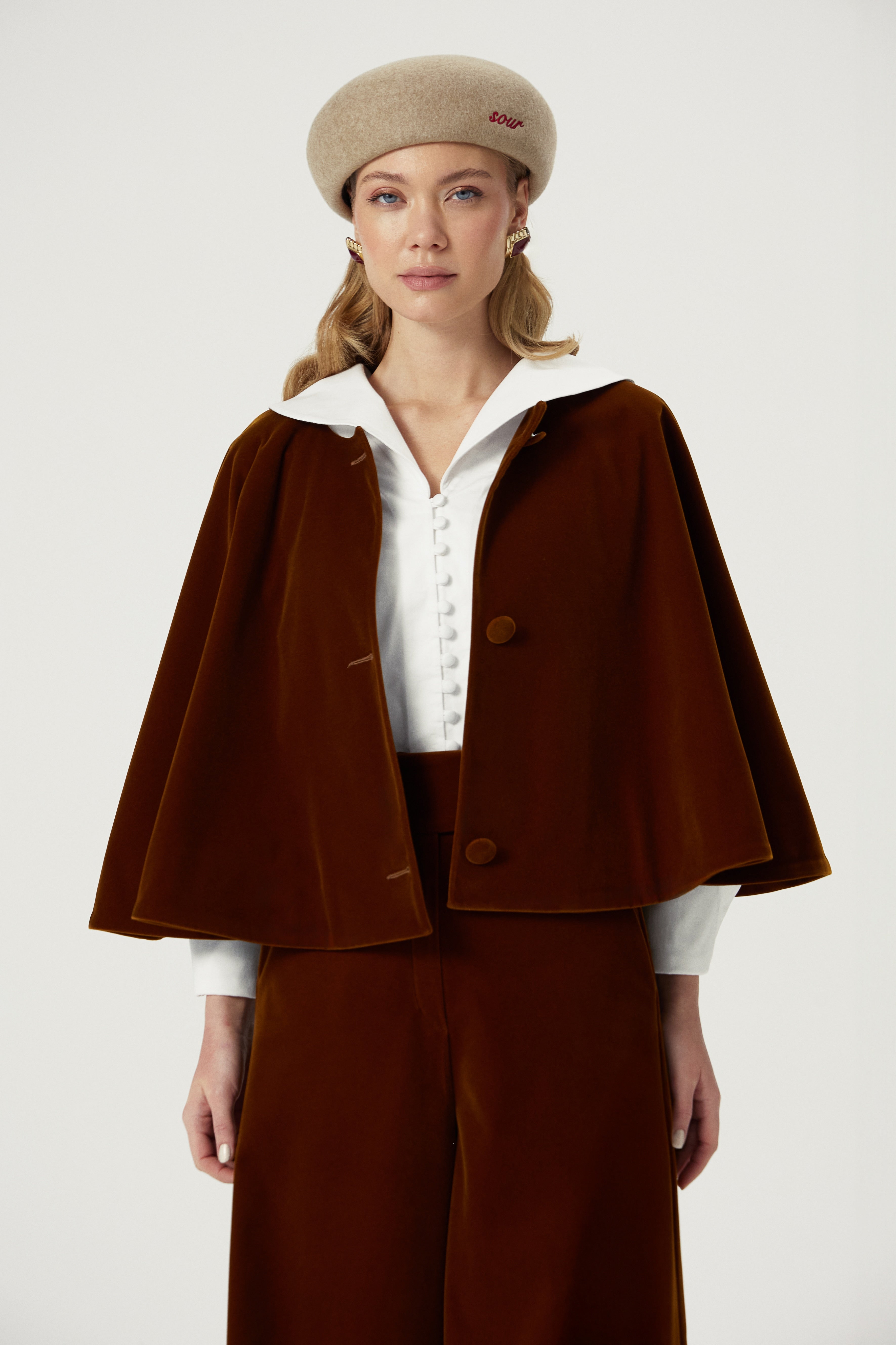 TEK BEDEN Pelerin - Kahverengi | Astarlı kahverengi pelerin, yaz gardırobunuz için ideal. Şehir temposuna uygun, akşam serinliğinde şıklık sunar. Katmanlı kullanım için mükemmel.